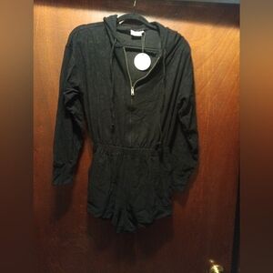 Nia woman's Nwt Size Xs Long Sleeve Hooded Sweatshirt Romper Black